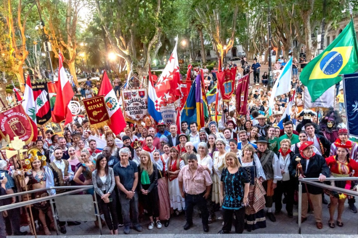 Con su tradicional desfile por peatonal Córdoba se puso en marcha Colectividades 2022